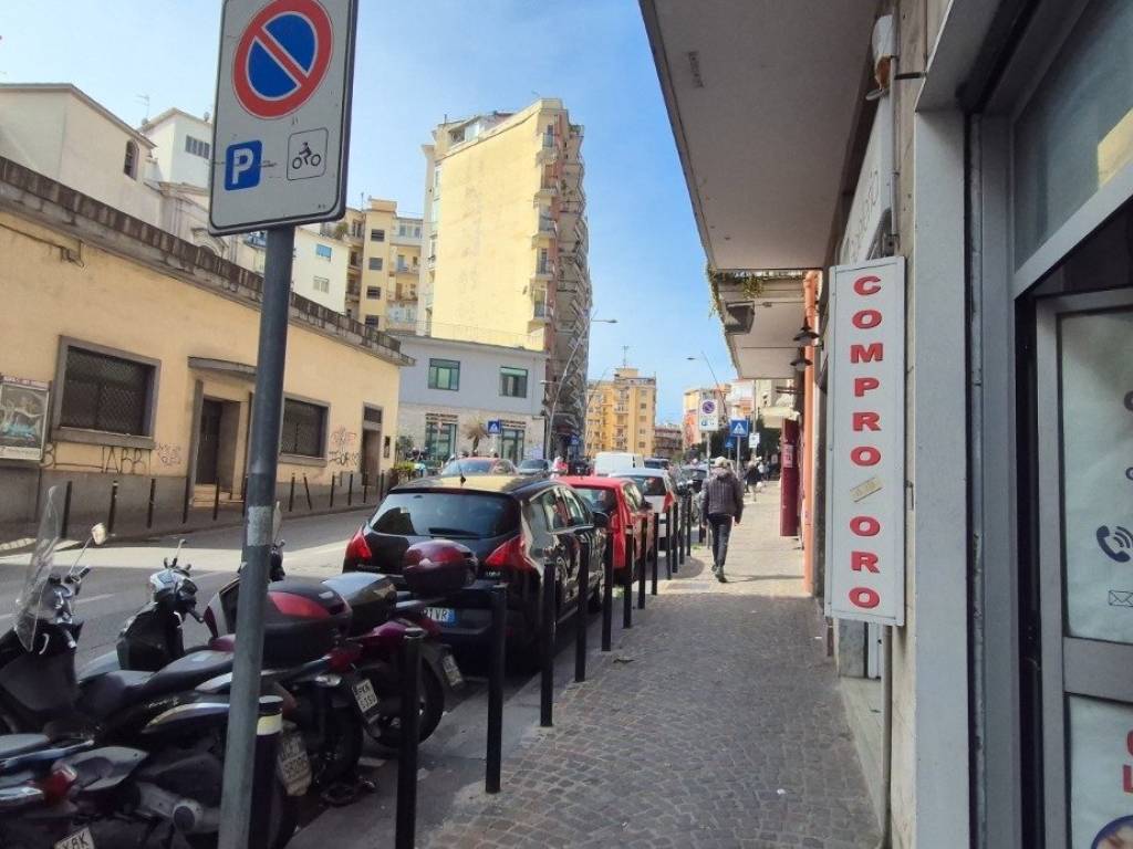 negozio in affitto a Napoli in zona Arenella