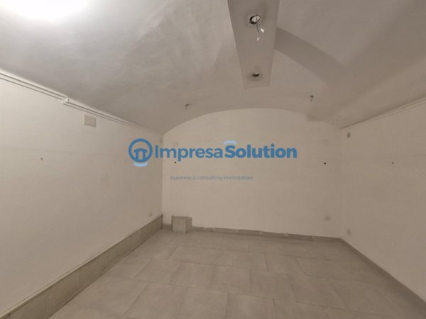 negozio in affitto a Napoli in zona Chiaia