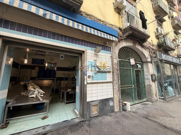 negozio in affitto a Napoli in zona Fuorigrotta