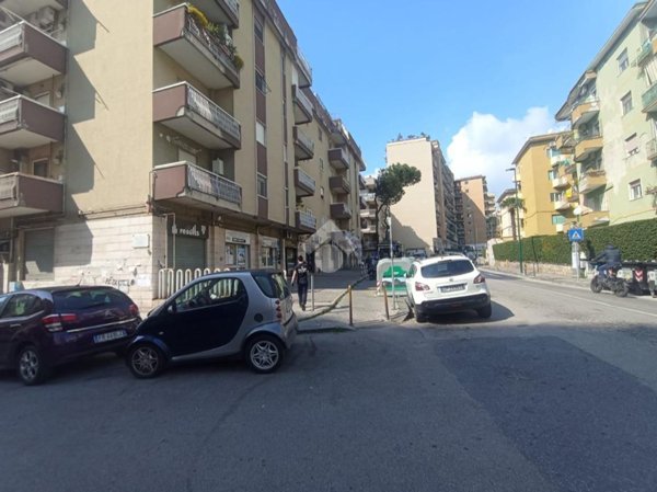 negozio in affitto a Napoli in zona Fuorigrotta