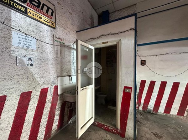 locale commerciale in affitto a Napoli in zona San Carlo all'Arena