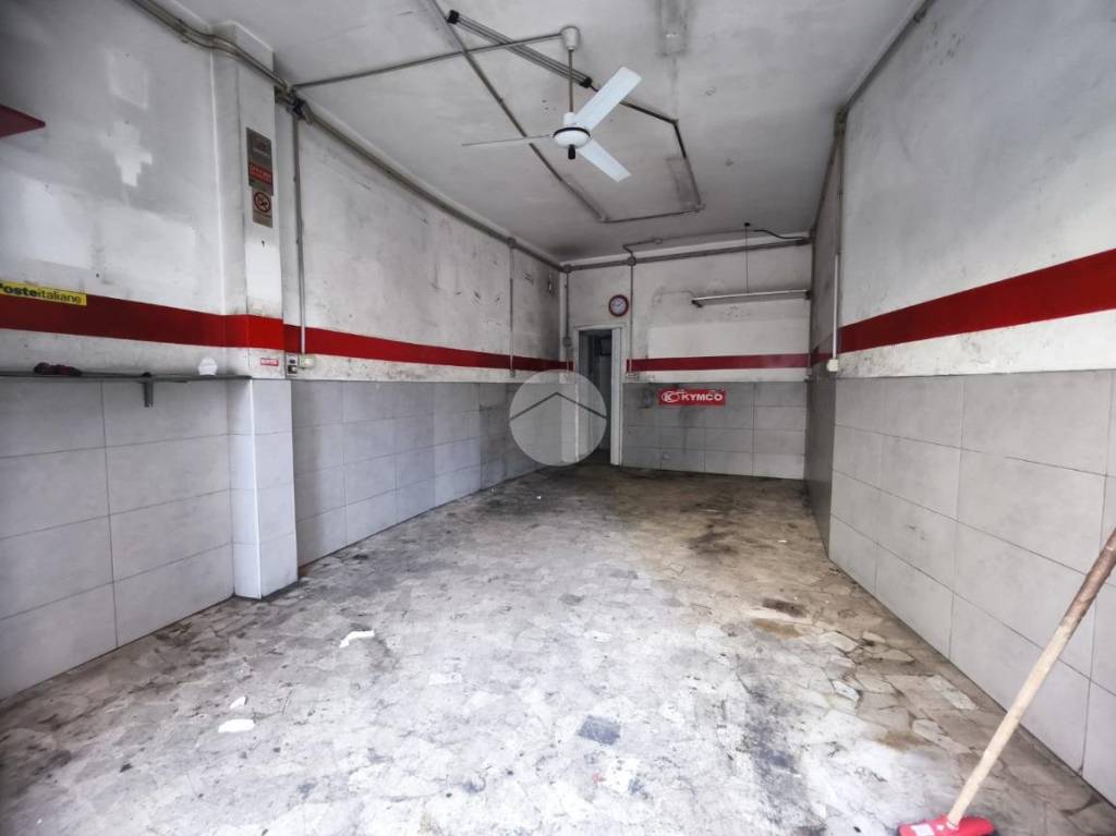 negozio in affitto a Napoli in zona Arenella