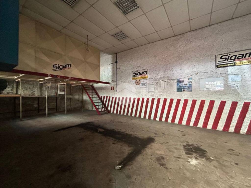 negozio in affitto a Napoli in zona San Carlo all'Arena