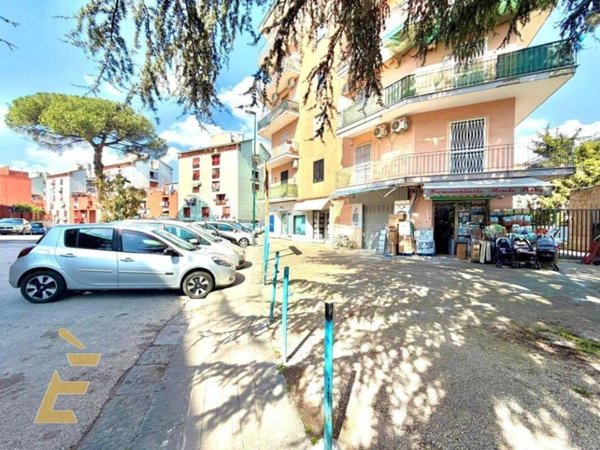 negozio in affitto a Napoli in zona Piscinola