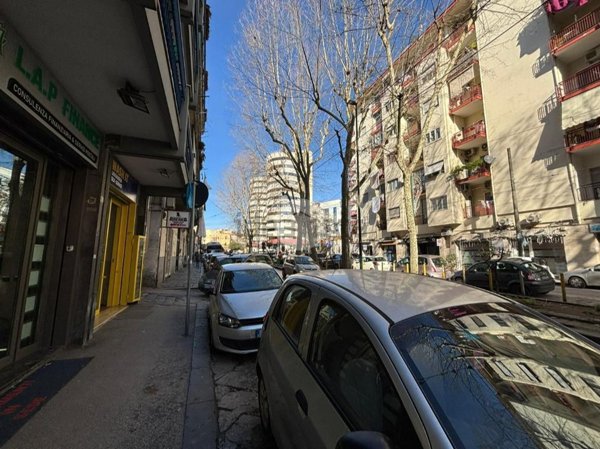 negozio in affitto a Napoli in zona San Carlo all'Arena