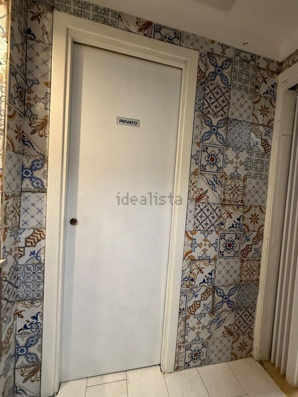 negozio in affitto a Napoli in zona Chiaia