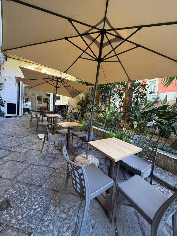 negozio in affitto a Napoli in zona Chiaia