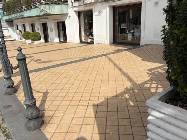 negozio in affitto a Napoli in zona Chiaia