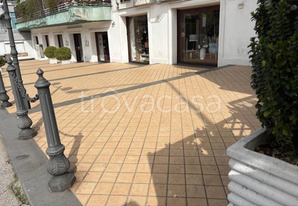 negozio in affitto a Napoli in zona Chiaia