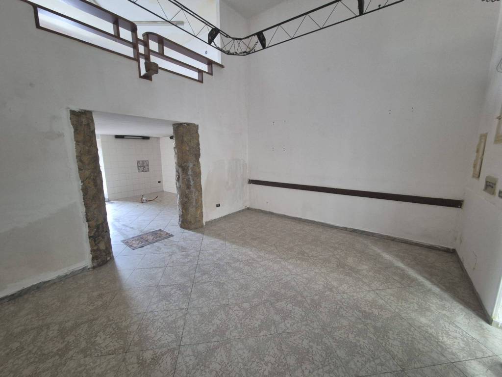 negozio in affitto a Napoli in zona Piscinola