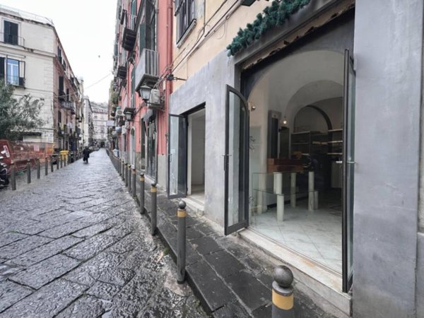 negozio in affitto a Napoli in zona Chiaia