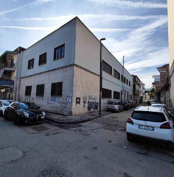 locale commerciale in affitto a Napoli in zona Secondigliano