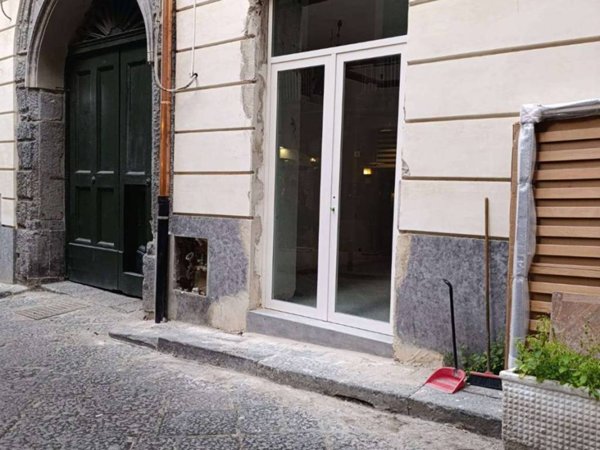 negozio in affitto a Napoli in zona Chiaia