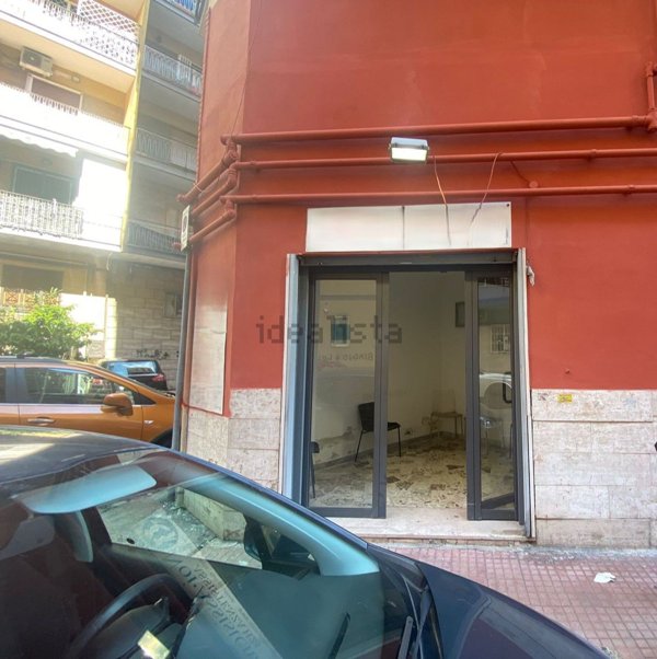 locale commerciale in affitto a Napoli in zona Arenella
