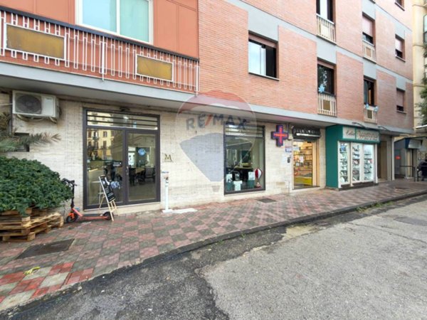 negozio in affitto a Napoli in zona Vomero