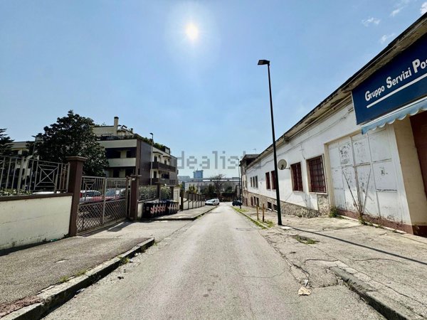 capannone in affitto a Napoli in zona Poggioreale