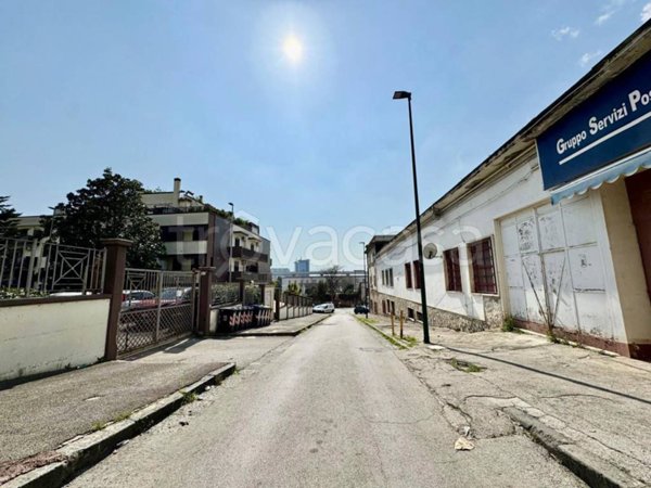 locale commerciale in affitto a Napoli in zona Poggioreale