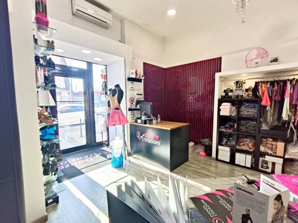 locale commerciale in affitto a Napoli