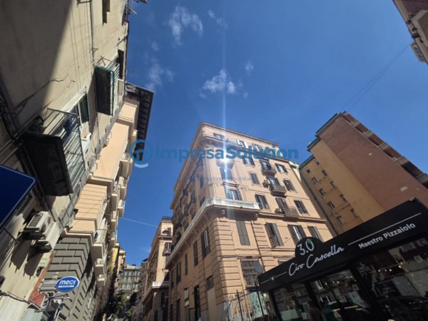 negozio in affitto a Napoli in zona Chiaia