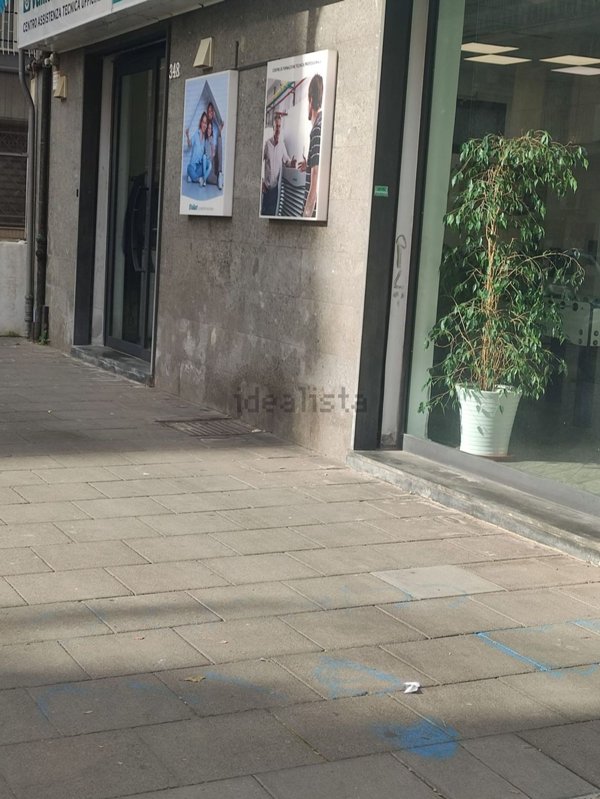 locale commerciale in affitto a Napoli in zona Fuorigrotta