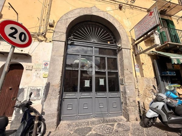 locale di sgombero in affitto a Napoli in zona San Carlo all'Arena