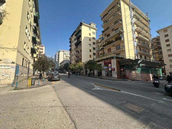 negozio in affitto a Napoli in zona Arenella