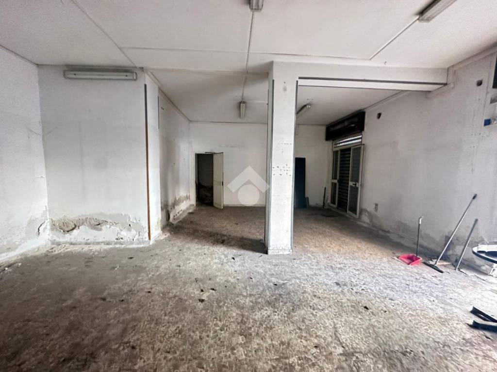 negozio in affitto a Napoli in zona Secondigliano