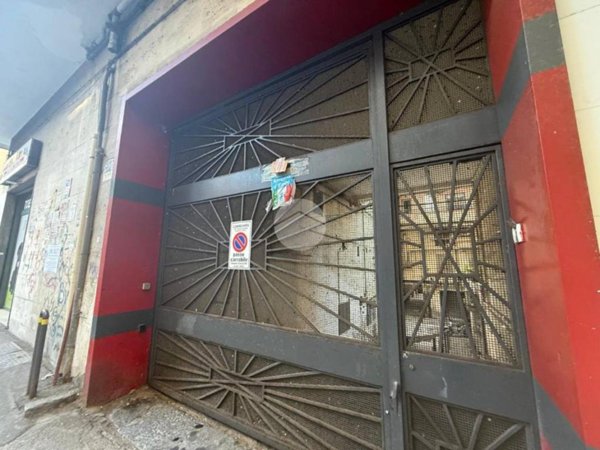 negozio in affitto a Napoli in zona Fuorigrotta