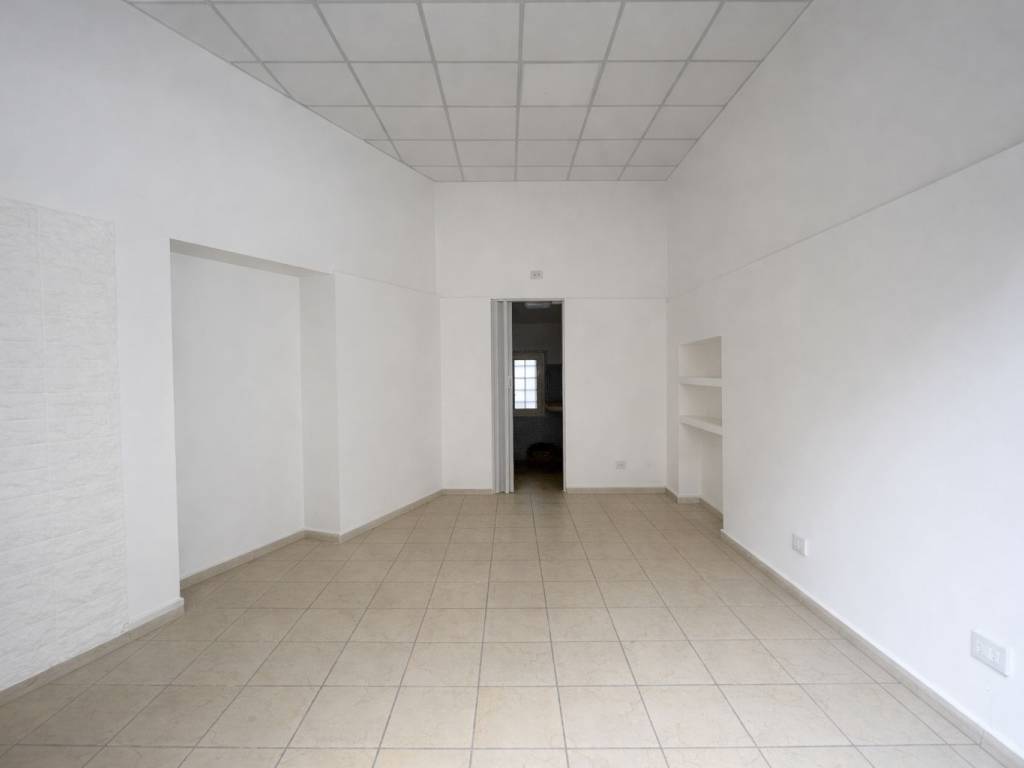 negozio in affitto a Napoli in zona Fuorigrotta