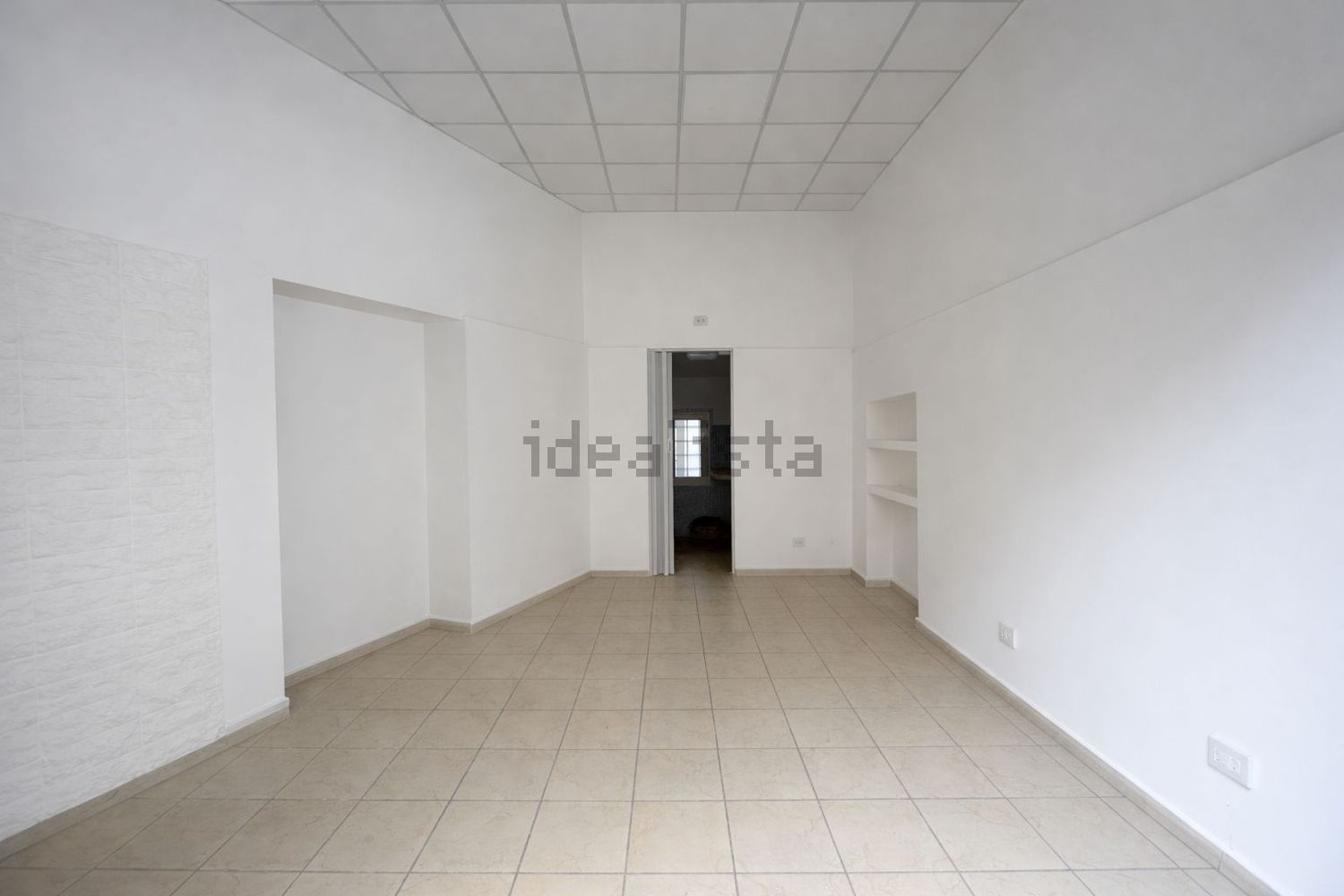 locale commerciale in affitto a Napoli in zona Fuorigrotta