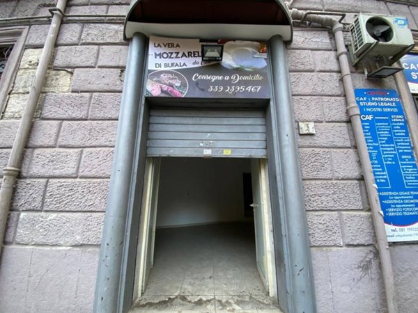 negozio in affitto a Napoli in zona San Carlo all'Arena