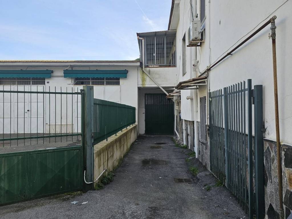 negozio in affitto a Napoli in zona Bagnoli