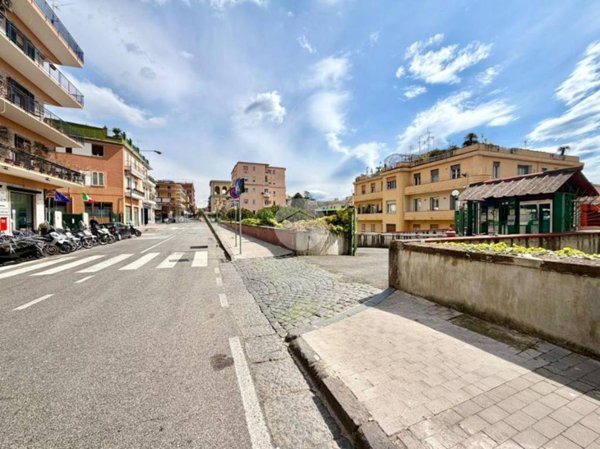 appartamento in affitto a Napoli in zona Chiaia