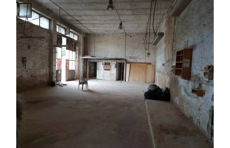 locale commerciale in affitto a Napoli in zona Bagnoli