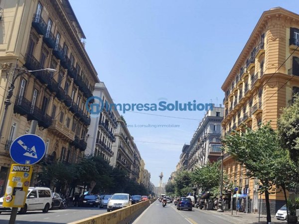 negozio in affitto a Napoli in zona Stella