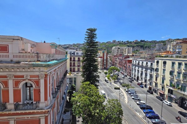 appartamento in affitto a Napoli in zona Chiaia