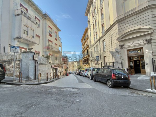locale commerciale in affitto a Napoli in zona Vomero
