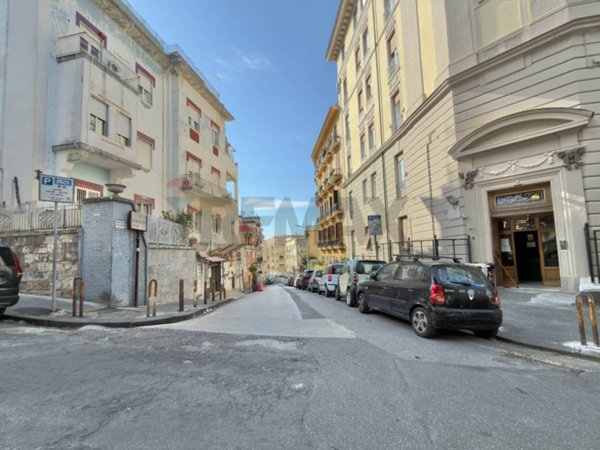 negozio in affitto a Napoli in zona Vomero