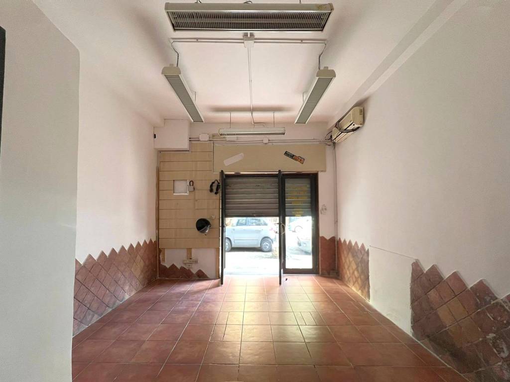 negozio in affitto a Napoli in zona Arenella