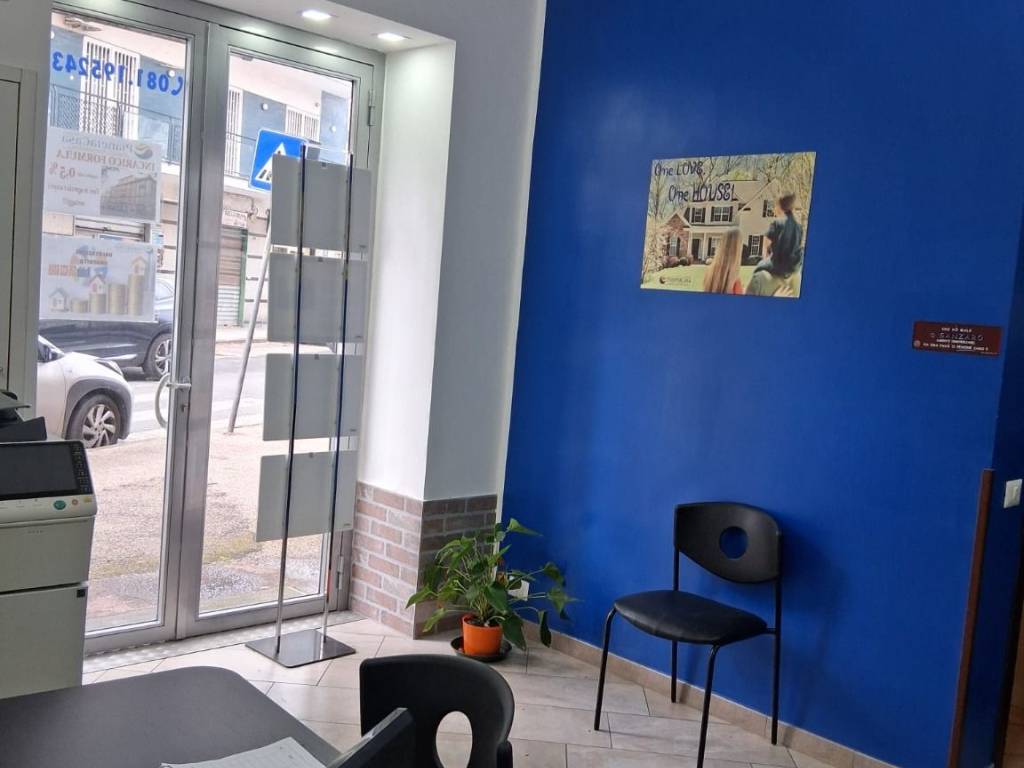 negozio in affitto a Napoli in zona Arenella
