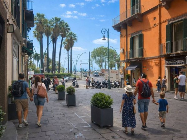 negozio in affitto a Napoli in zona Chiaia