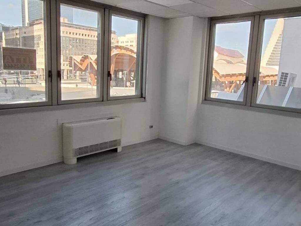 negozio in affitto a Napoli in zona Poggioreale