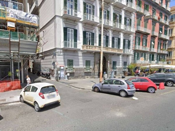 negozio in affitto a Napoli in zona Chiaia