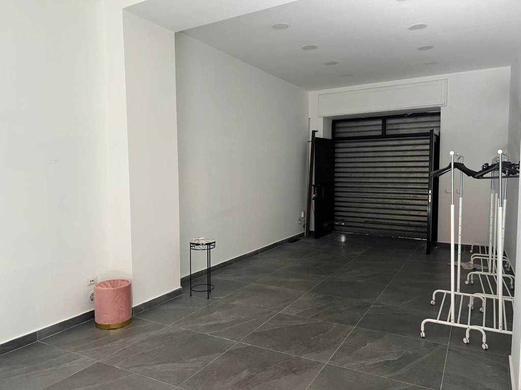 negozio in affitto a Napoli in zona Secondigliano