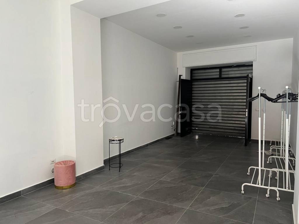 negozio in affitto a Napoli in zona Capodichino