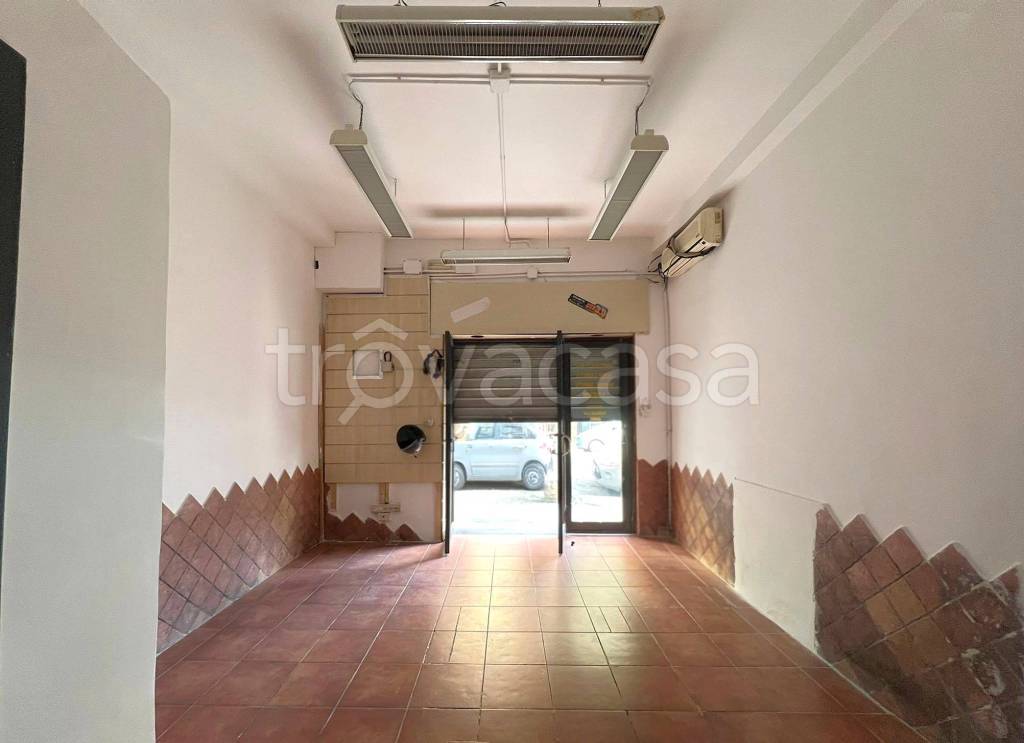 negozio in affitto a Napoli in zona Arenella