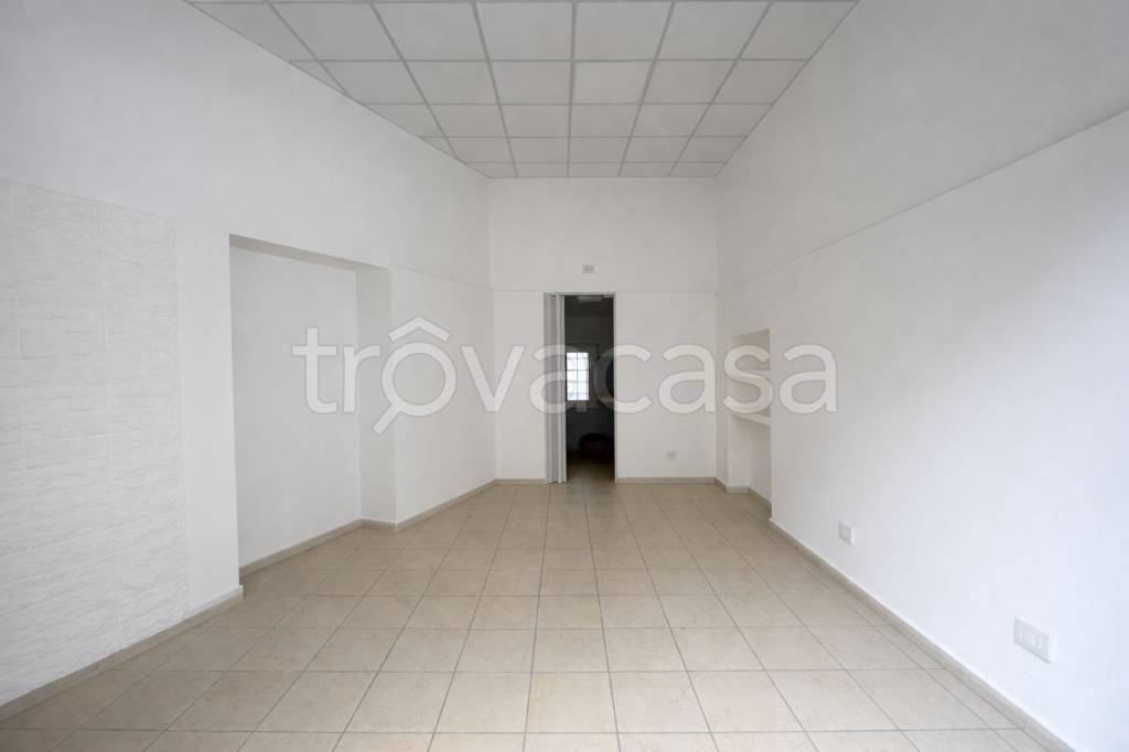 negozio in affitto a Napoli in zona Fuorigrotta