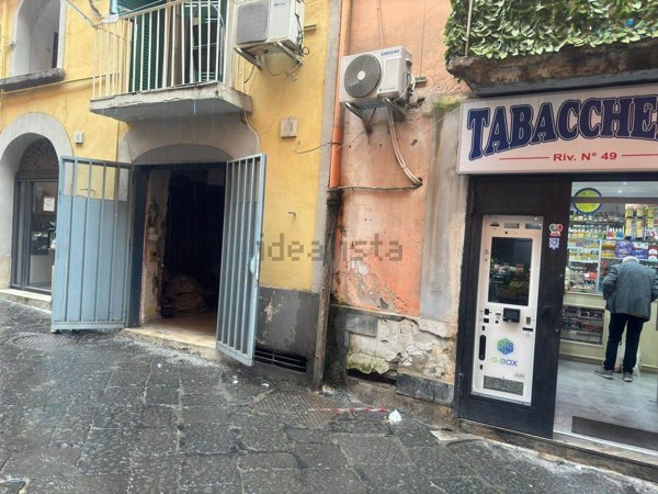 negozio in affitto a Napoli in zona Chiaia
