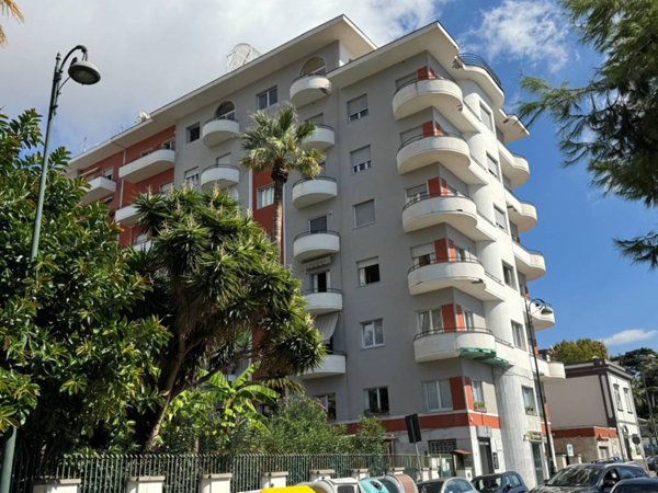 appartamento in affitto a Napoli in zona Chiaia