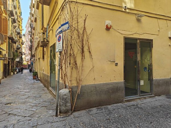 negozio in affitto a Napoli in zona Chiaia